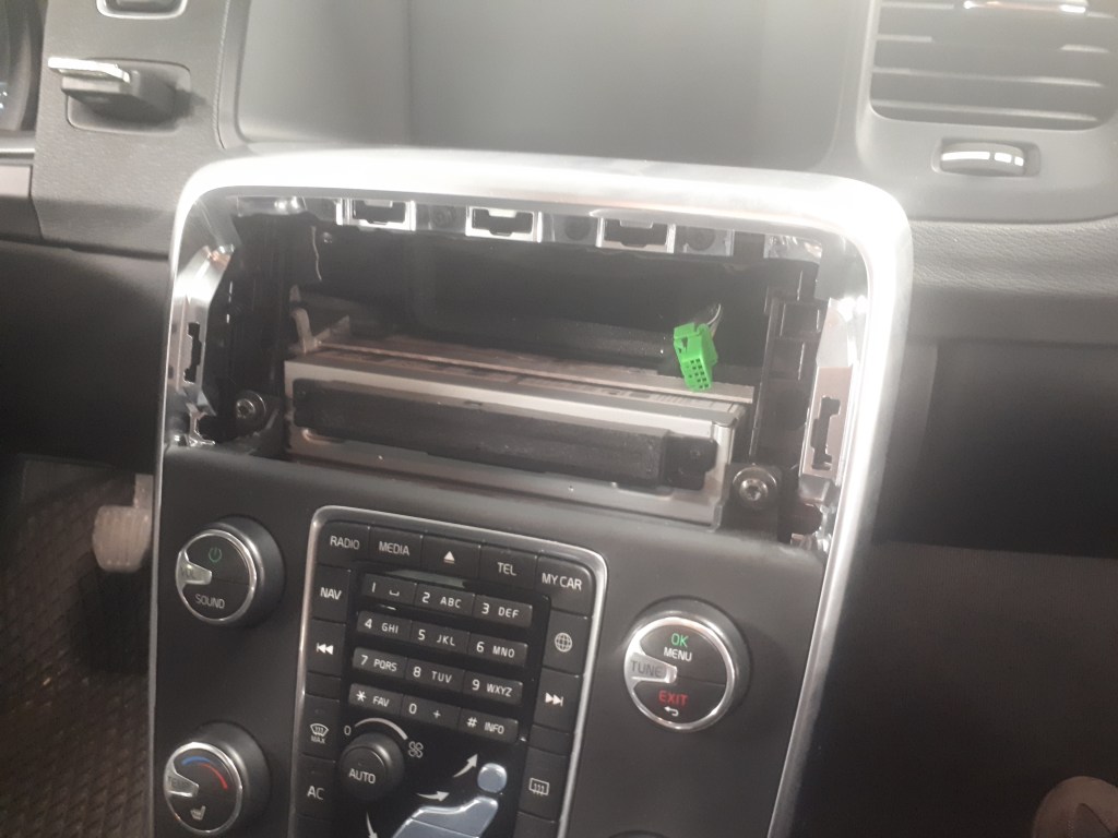 Afbeelding met binnen, auto, bedieningspaneel
Automatisch gegenereerde beschrijving