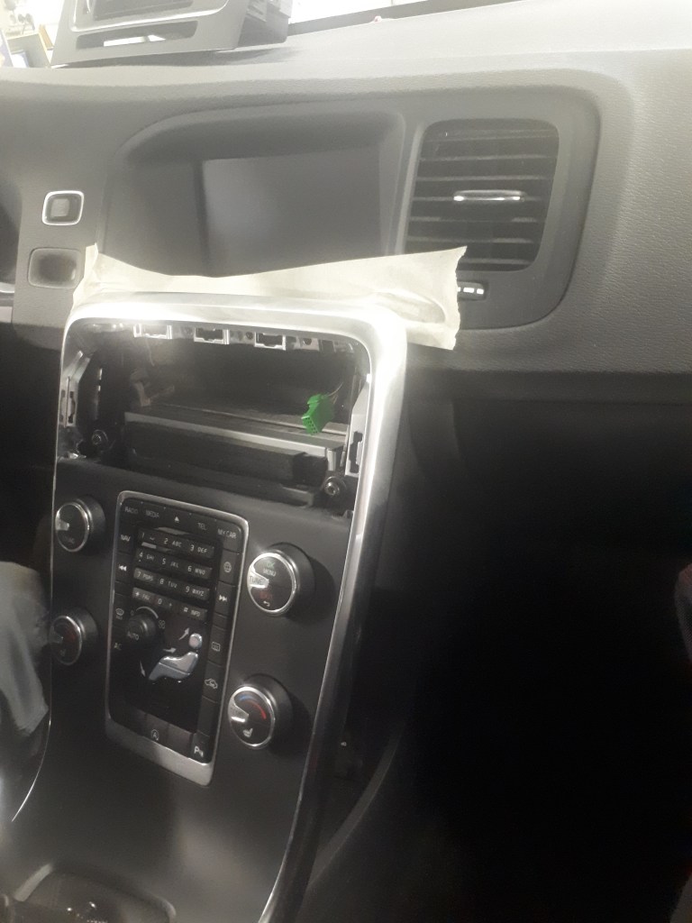 Afbeelding met auto, binnen, venster
Automatisch gegenereerde beschrijving