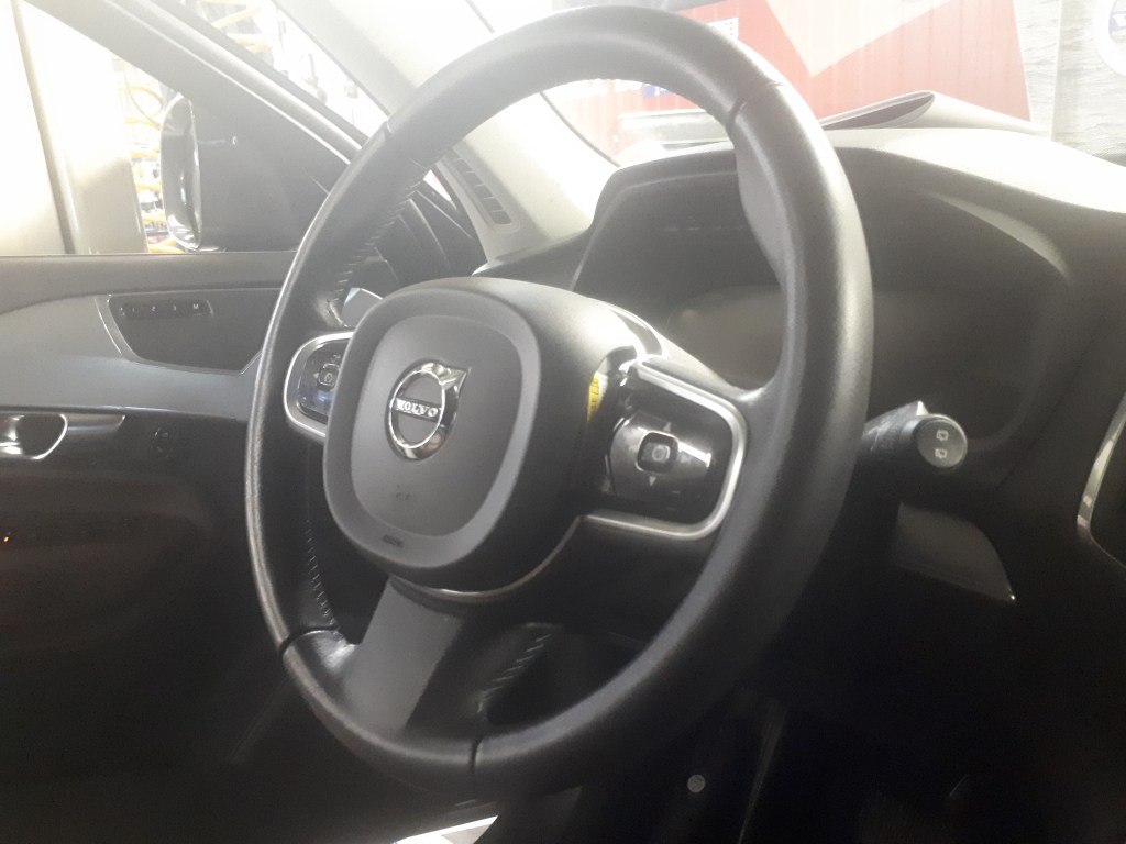 Afbeelding met auto, motor, buiten, spiegel
Automatisch gegenereerde beschrijving