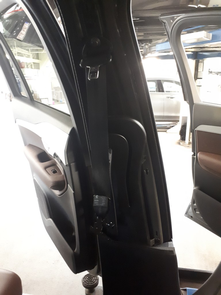 Afbeelding met auto, spiegel, venster, binnen
Automatisch gegenereerde beschrijving